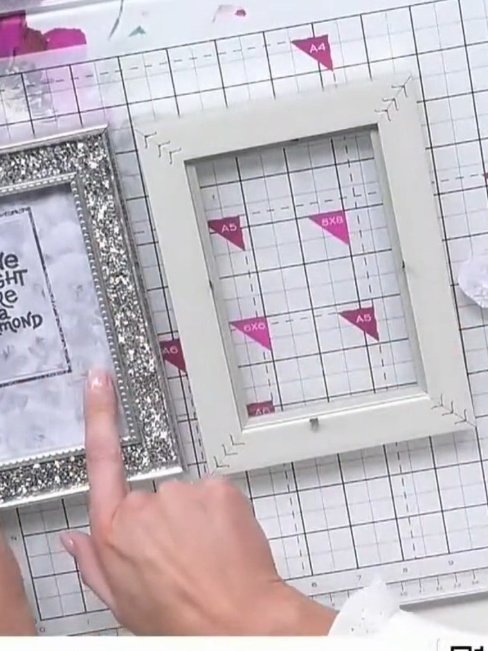 Step 1: Elige dos marcos económicos en tu tienda de manualidades o de artículos para el hogar. Choose frames that will complement your patter