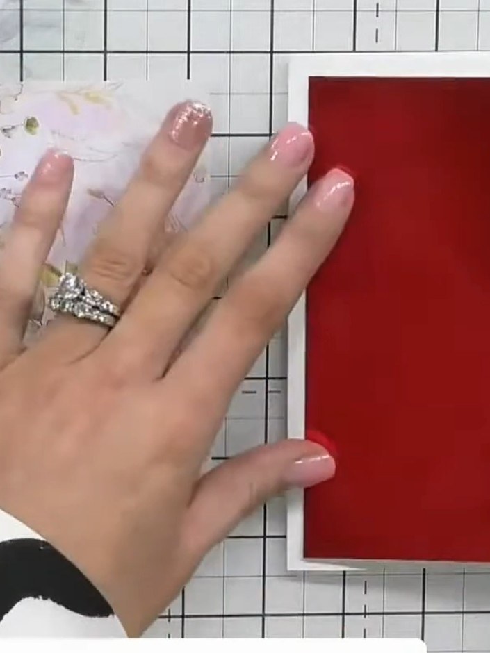 Step 1: Corta un trozo de acetato espejo rojo. Marca un doblez en uno de los lados para formar el pliegue de tu tarjeta base.